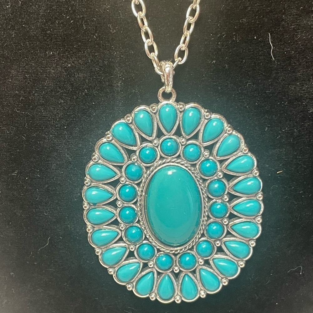 Large Navajo Style faux turquoise medallion necklace - Picture 3 of 4